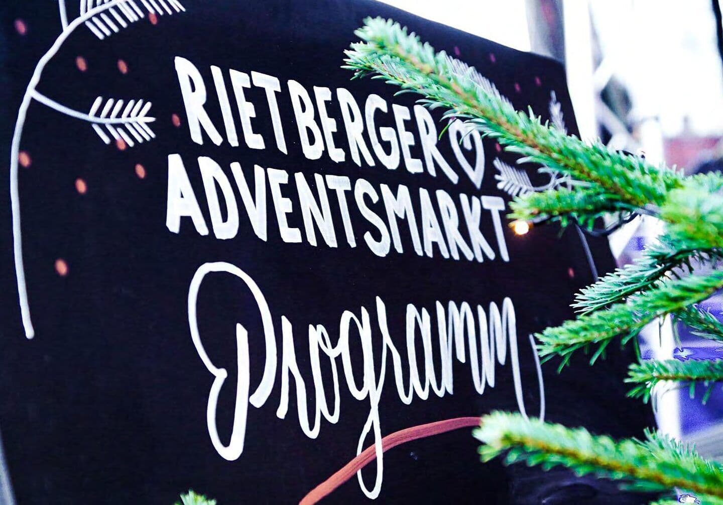 Handgemaltes Schild „Rietberger Adventsmarkt Programm“