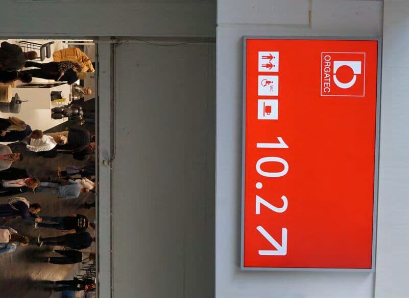 Rotes Leitsystem-Schild mit Hallennummer 10.2