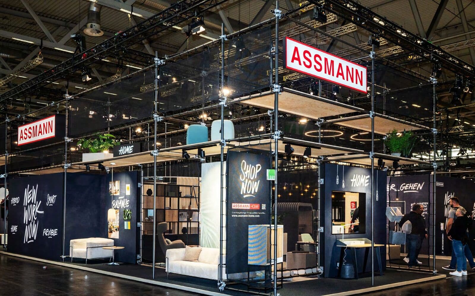 Messestand von Assmann mit Lettering an Wänden und Leitsystem