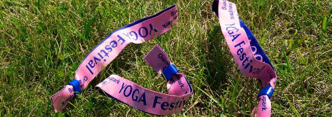Festivalbänder in Rosa und Blau auf Gras